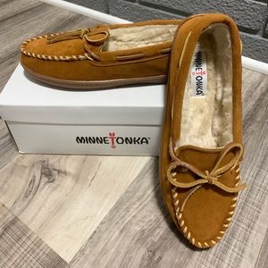 Minnetonka Moccasins Woman’s Slippers Size 8